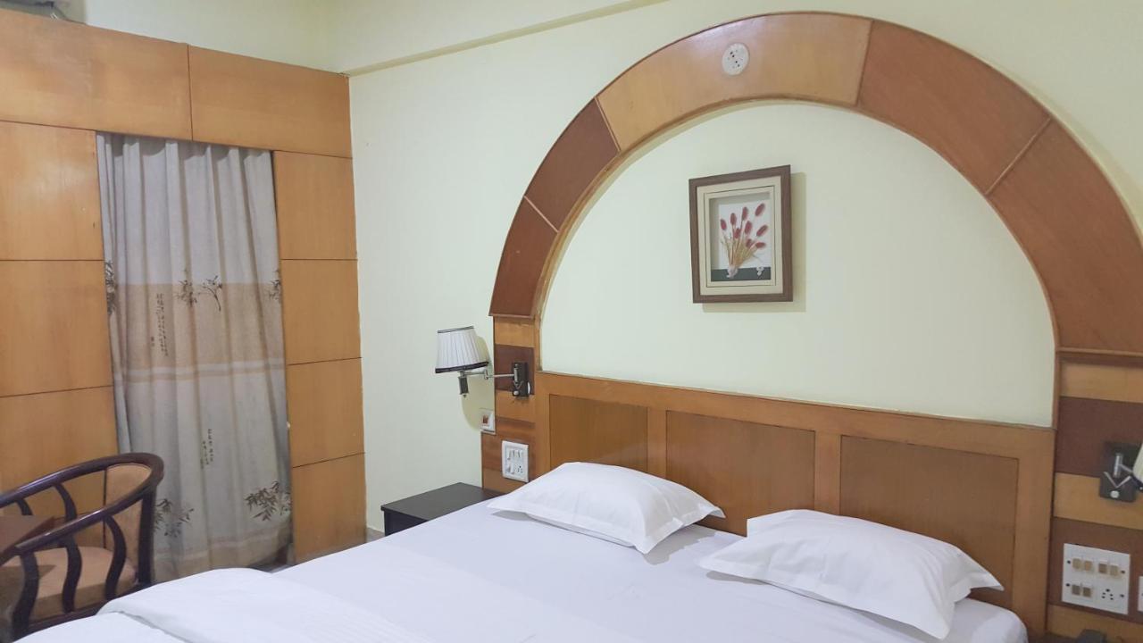 Hotel City Centaur And Convention Center- Vaccinated Staff Bengaluru Kültér fotó