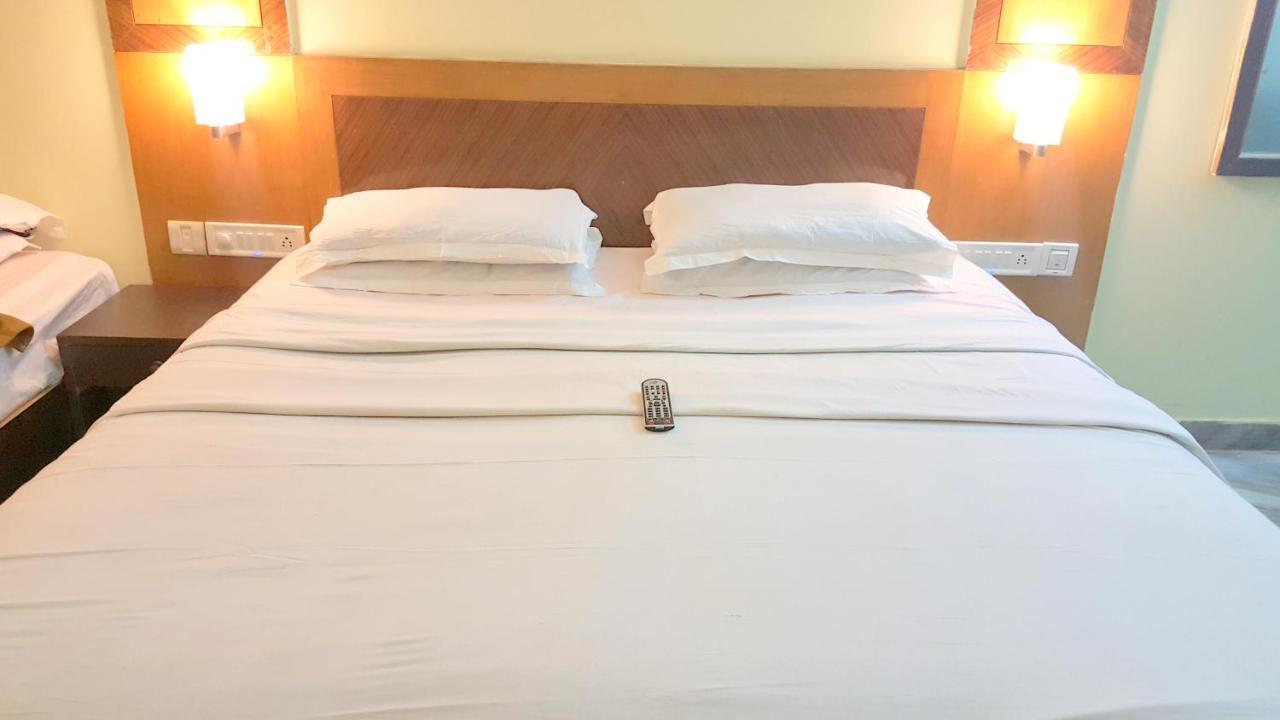 Hotel City Centaur And Convention Center- Vaccinated Staff Bengaluru Kültér fotó